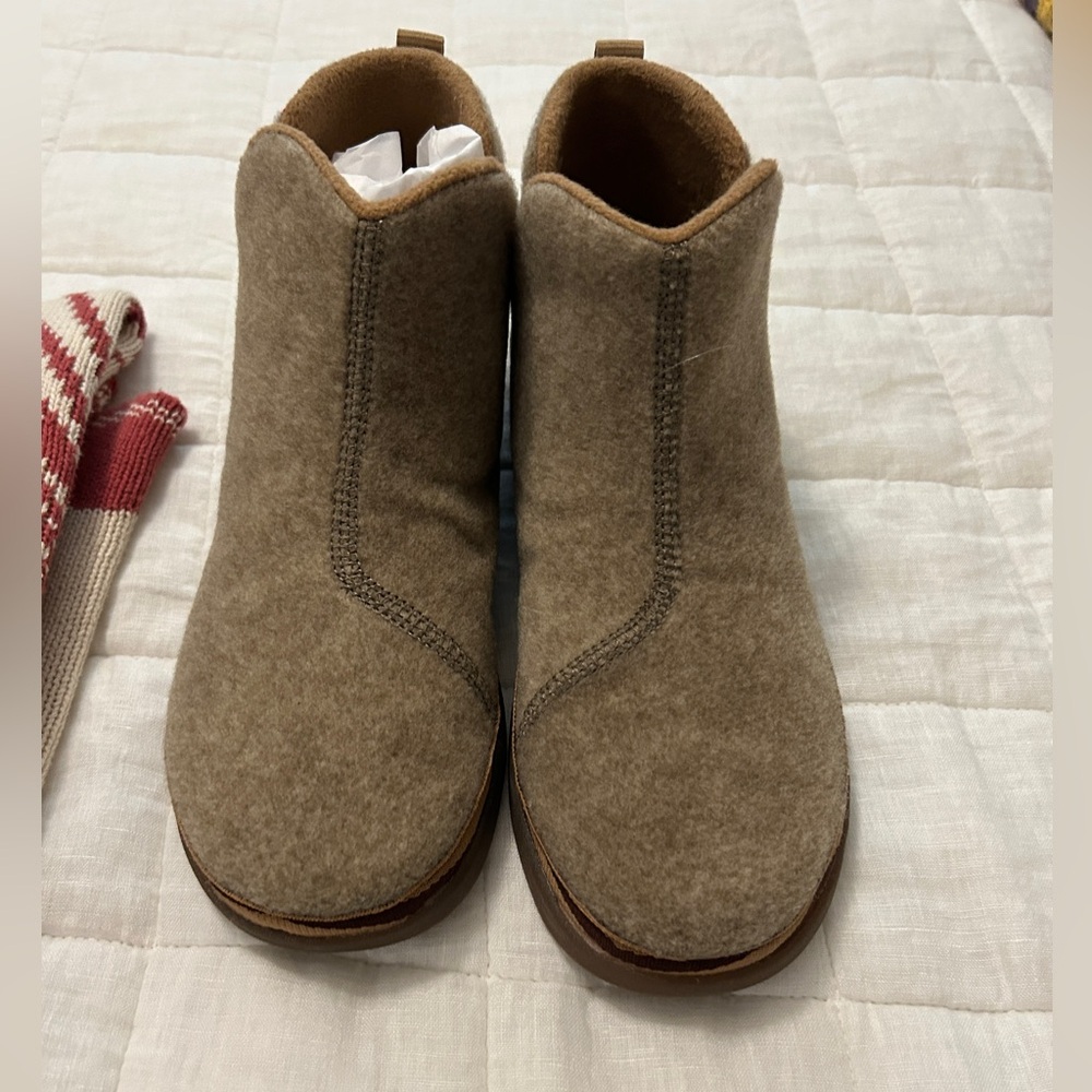 Chaco Revel Chelsea boots. Size 9
